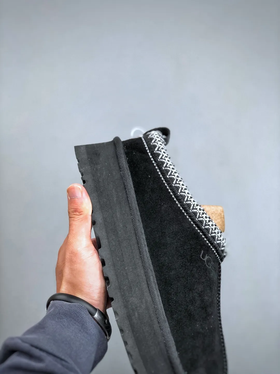 Local self-pickup💰560 supports store placement. The top version on the market. UGG Tazz ethnic style thick-soled women's model. Xiaohongshu's hot model. Produced by a major foreign trade factory in Guangzhou. From toe to insole, genuine sheep fur. Independent outer box packaging. Chip. With waterproof technology. Differentiating from any version on the market. 5cm thick sole. Independently developed original outsole. Cashmere insole. Keep warm when going out in winter. It is a very suitable choice for home use. In the new year, uug has launched a style series, which is partially biased towards the preferences of young consumers. It has also moved to the forefront of fashion trends. Shoe body material. Water-repellent coated suede upper. 17mm UGGPURE™ implanted wool insole. Lightweight non-slip and comfortable rubber outsole. With brand LOGO. With full packaging. Size: 35-40